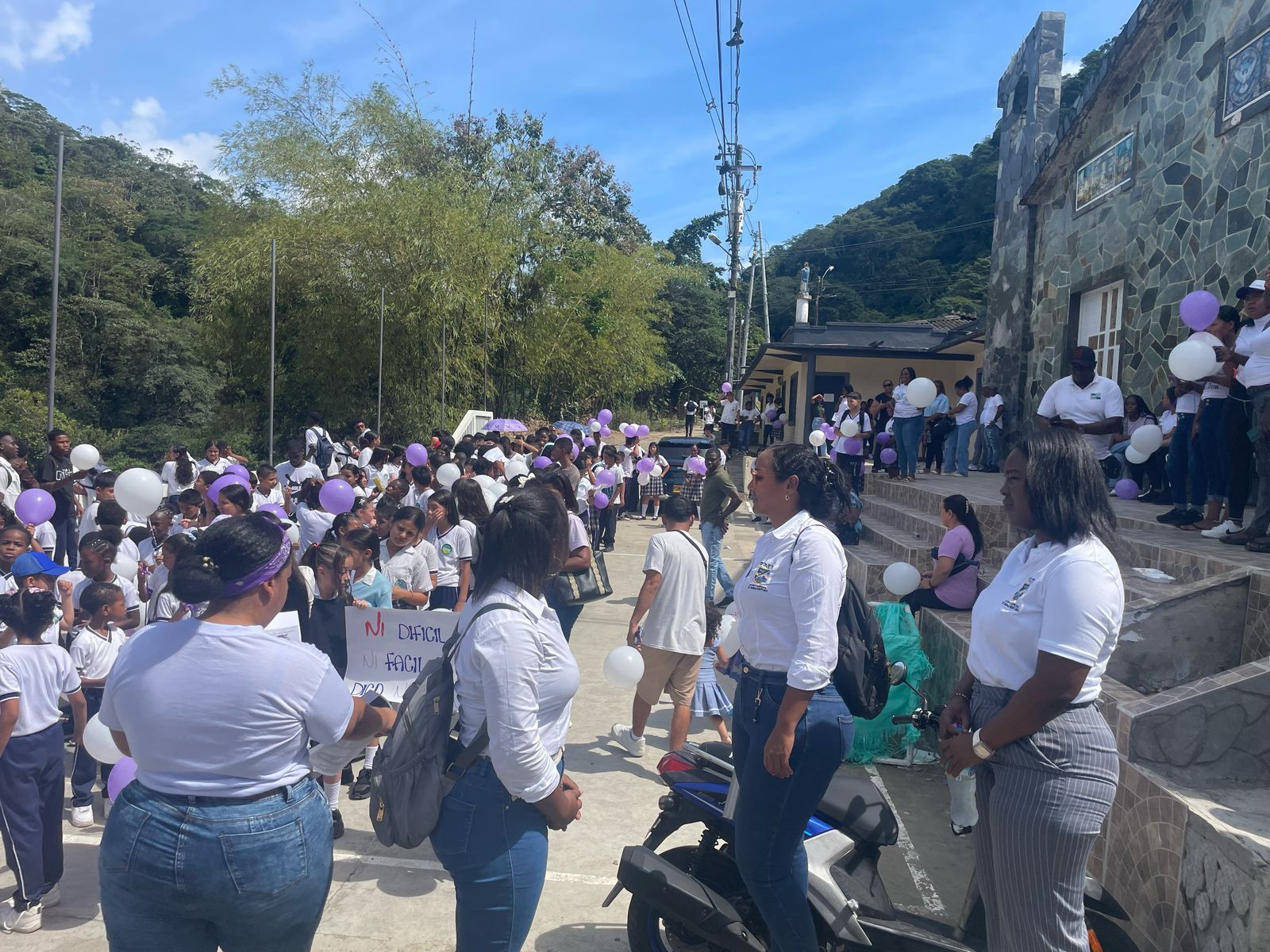 Alcaldía de Buenaventura acompañó a la comunidad de Cisneros en marcha contra la agresión a Xiomara