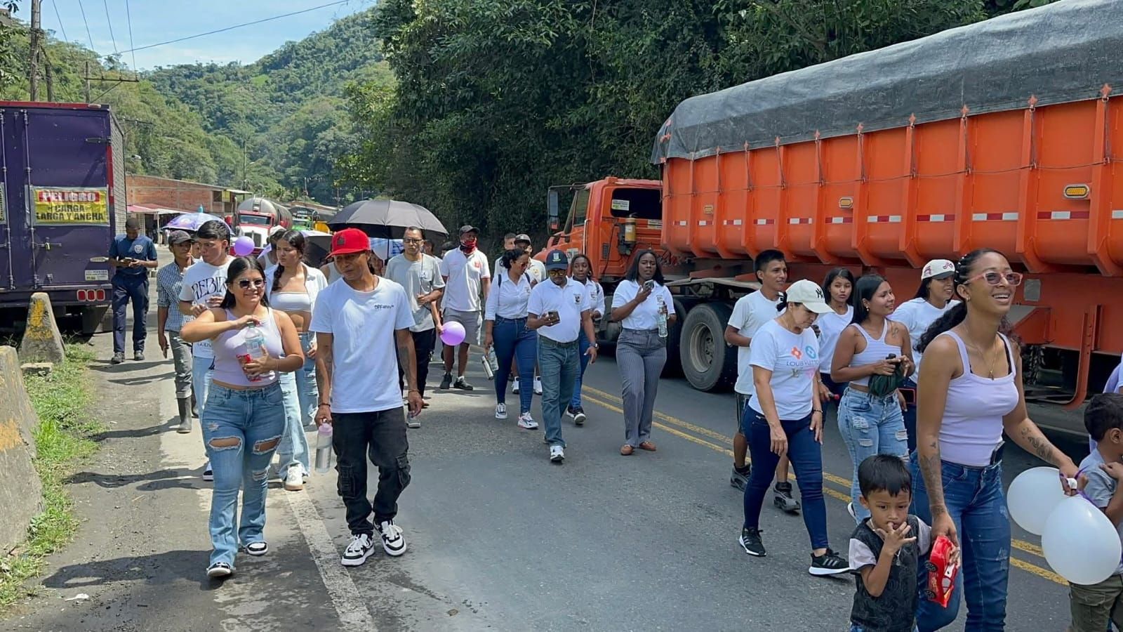 Alcaldía de Buenaventura acompañó a la comunidad de Cisneros en marcha contra la agresión a Xiomara