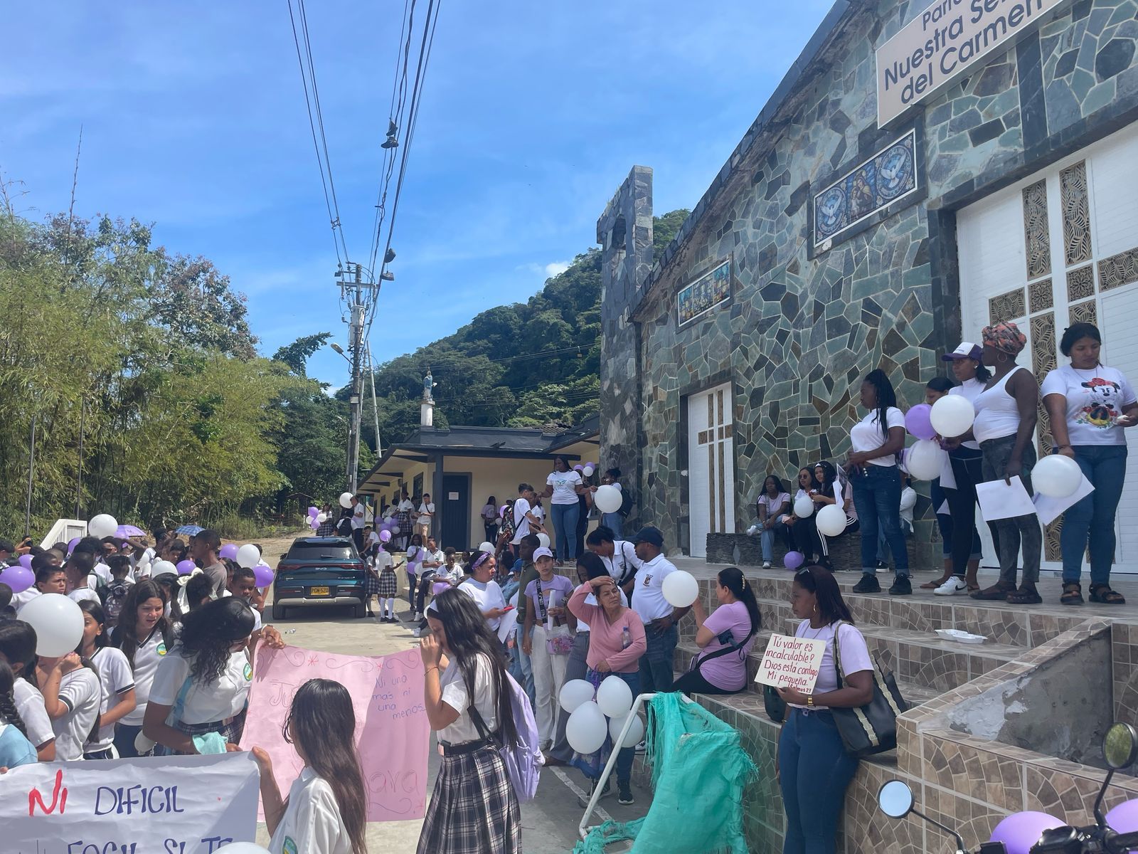 Alcaldía de Buenaventura acompañó a la comunidad de Cisneros en marcha contra la agresión a Xiomara
