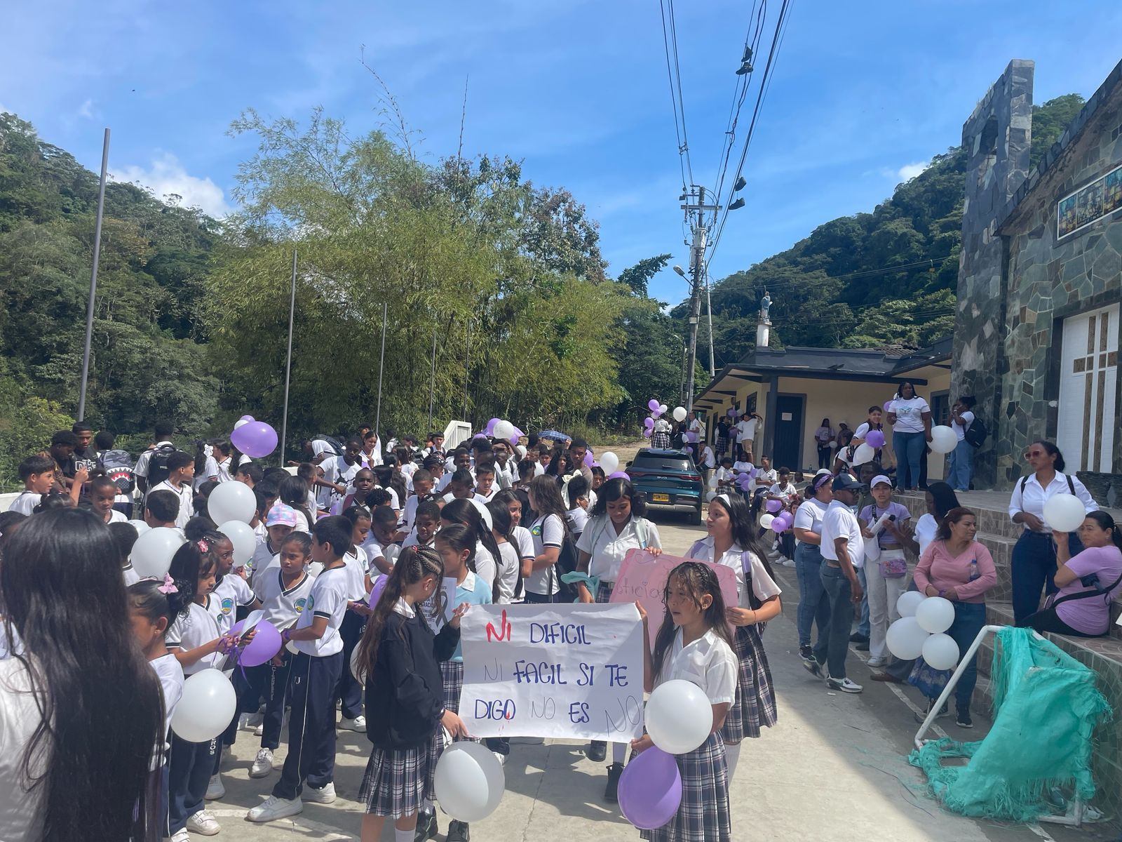 Alcaldía de Buenaventura acompañó a la comunidad de Cisneros en marcha contra la agresión a Xiomara