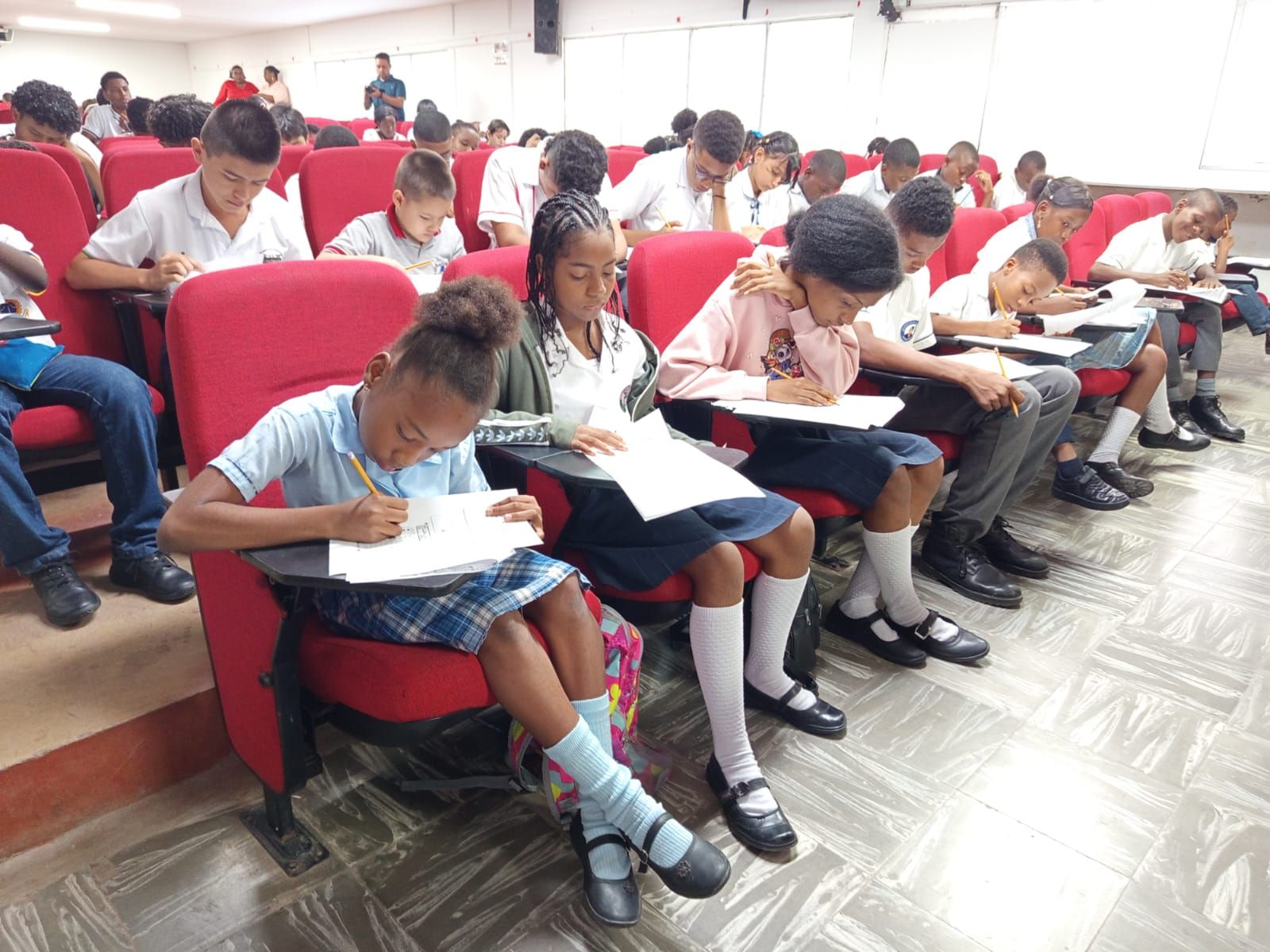 Ciento cuarenta estudiantes participaron de la semifinal de las I Olimpiadas Distritales en Matemáticas