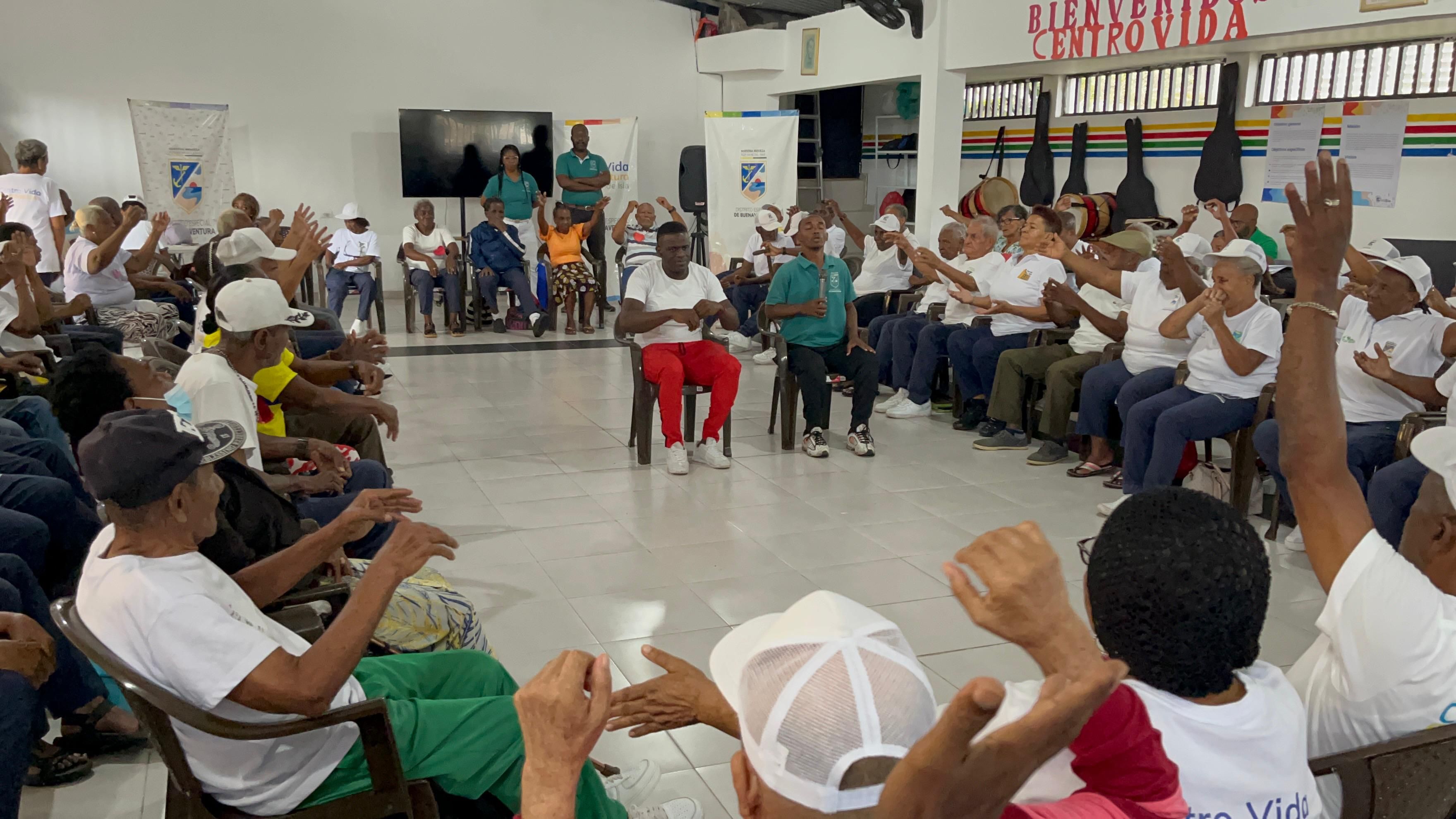 Buenaventura celebra el éxito del programa Centro Vida para adultos mayores.