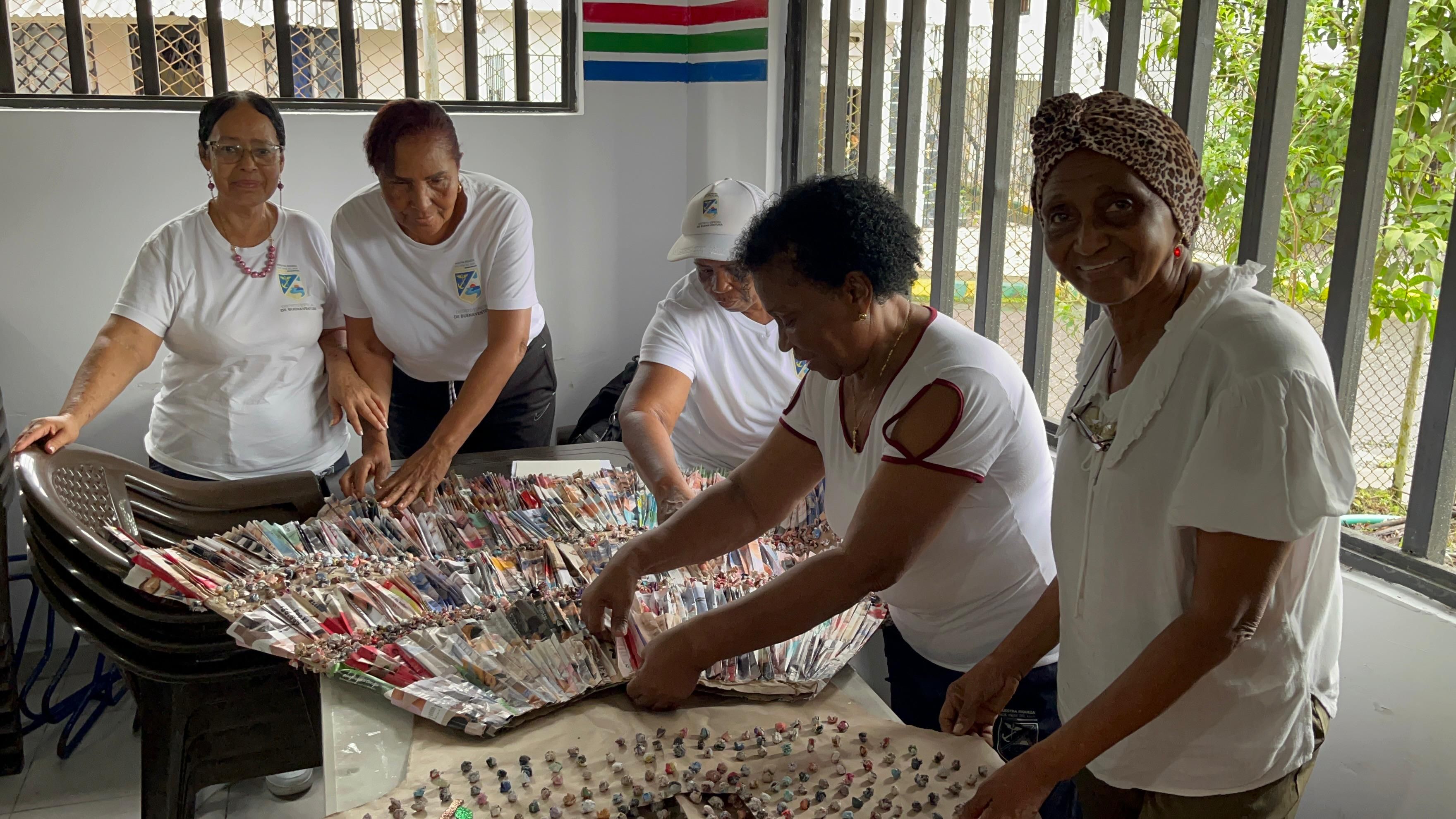 Buenaventura celebra el éxito del programa Centro Vida para adultos mayores.