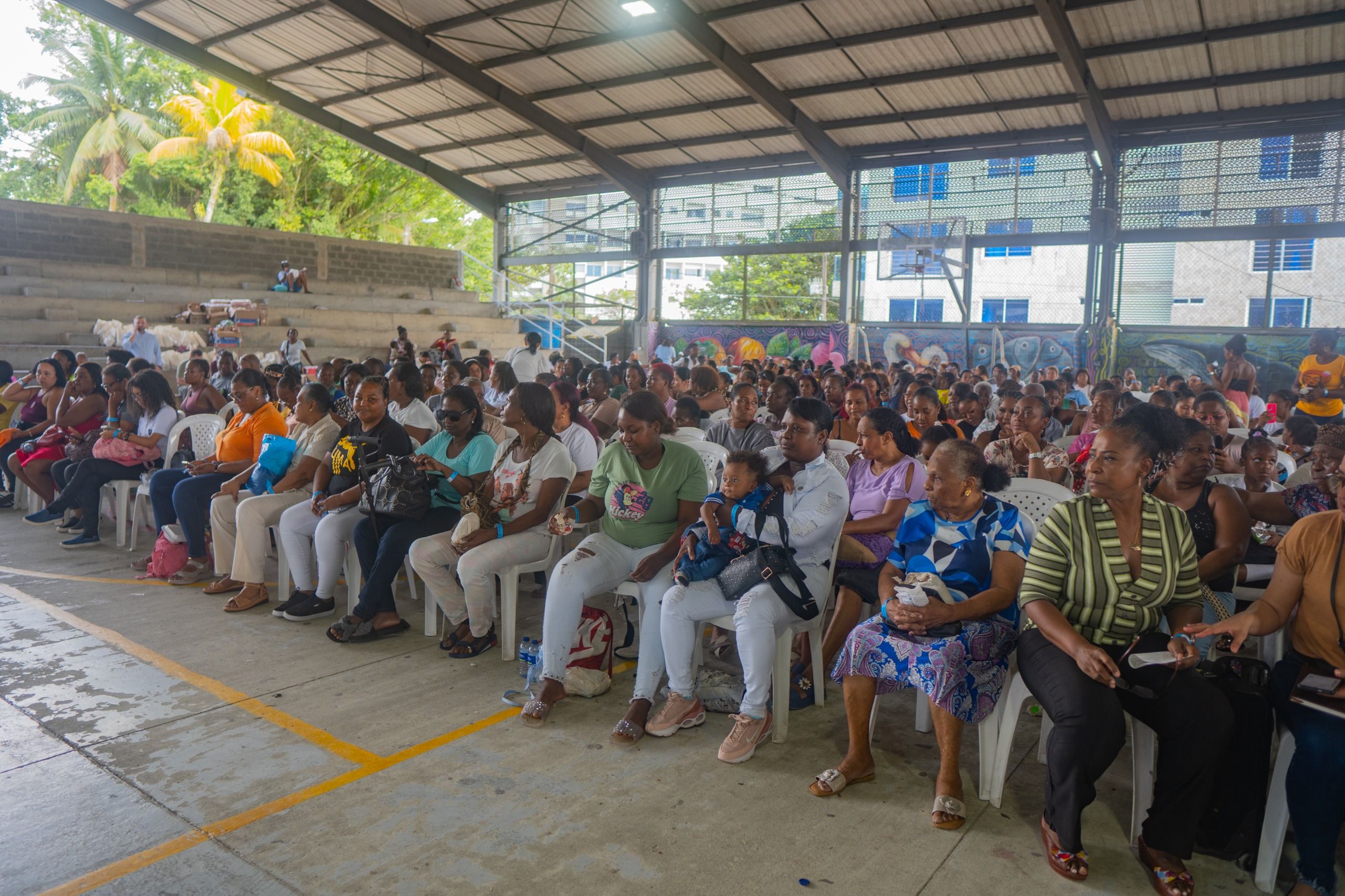 Más de 300 confeccionistas de Buenaventura reciben insumos textiles para fortalecer sus emprendimientos