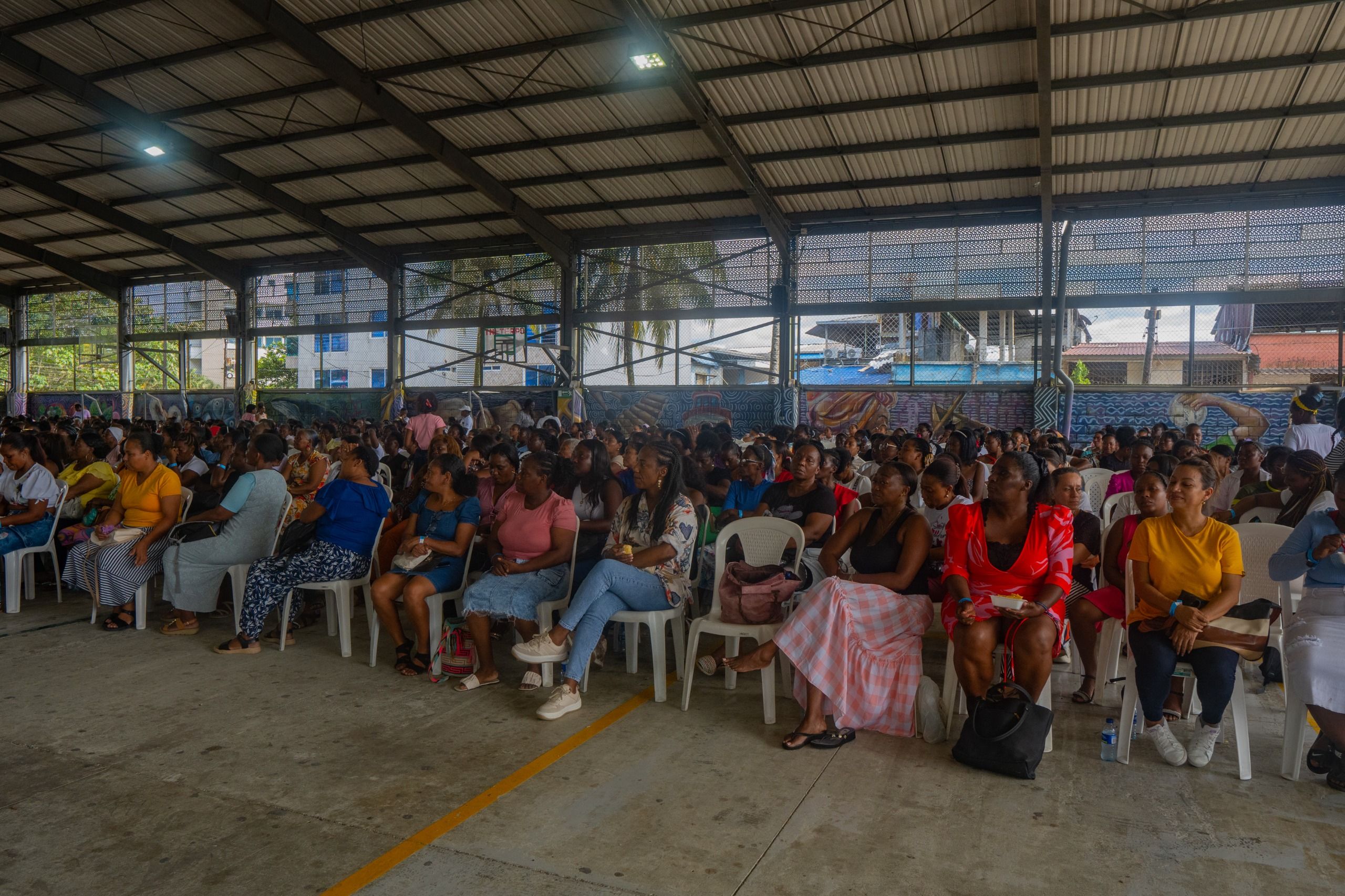 Más de 300 confeccionistas de Buenaventura reciben insumos textiles para fortalecer sus emprendimientos