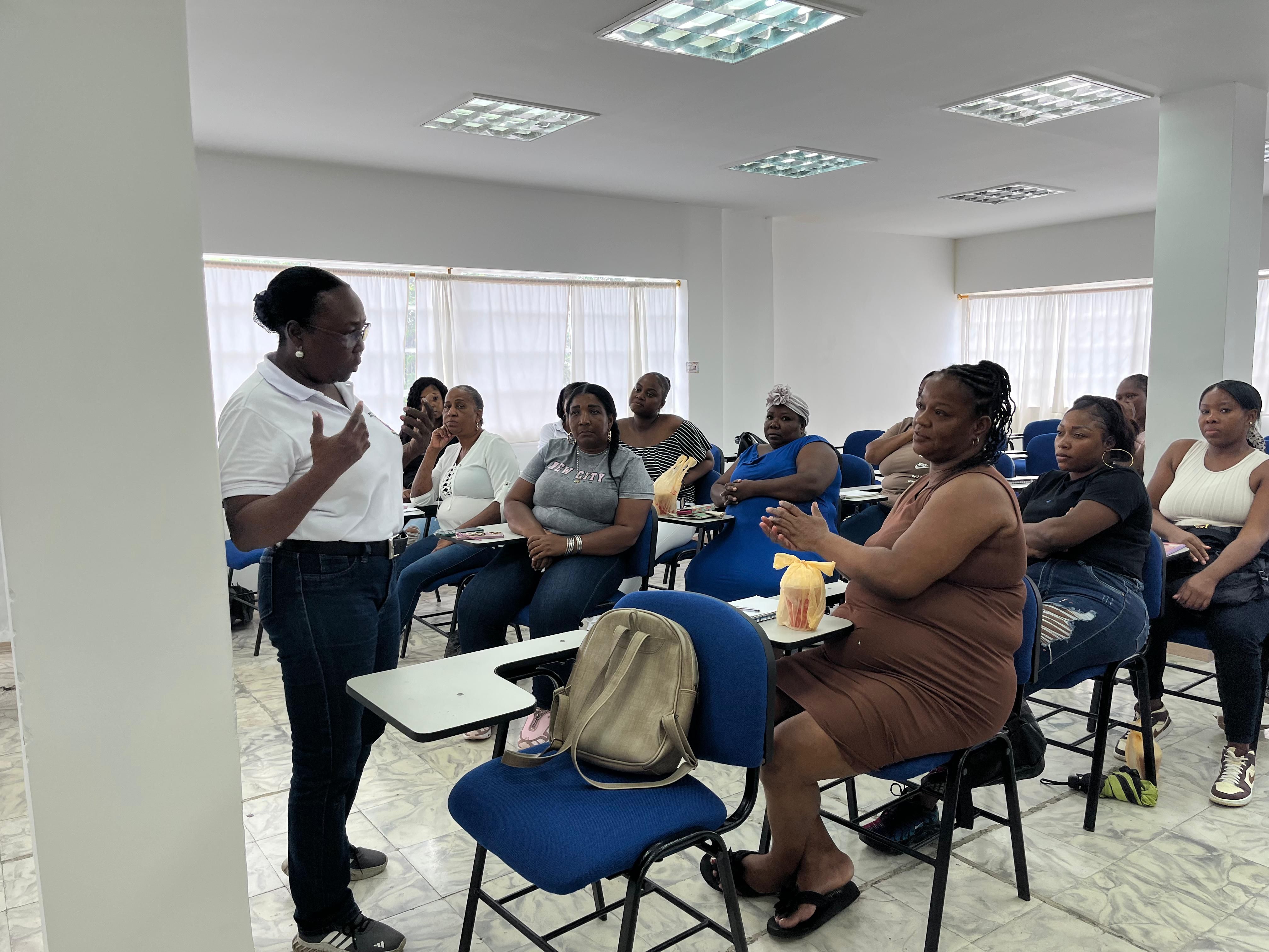 Emprendedoras de Buenaventura fortalecen sus negocios con apoyo de la Alcaldía