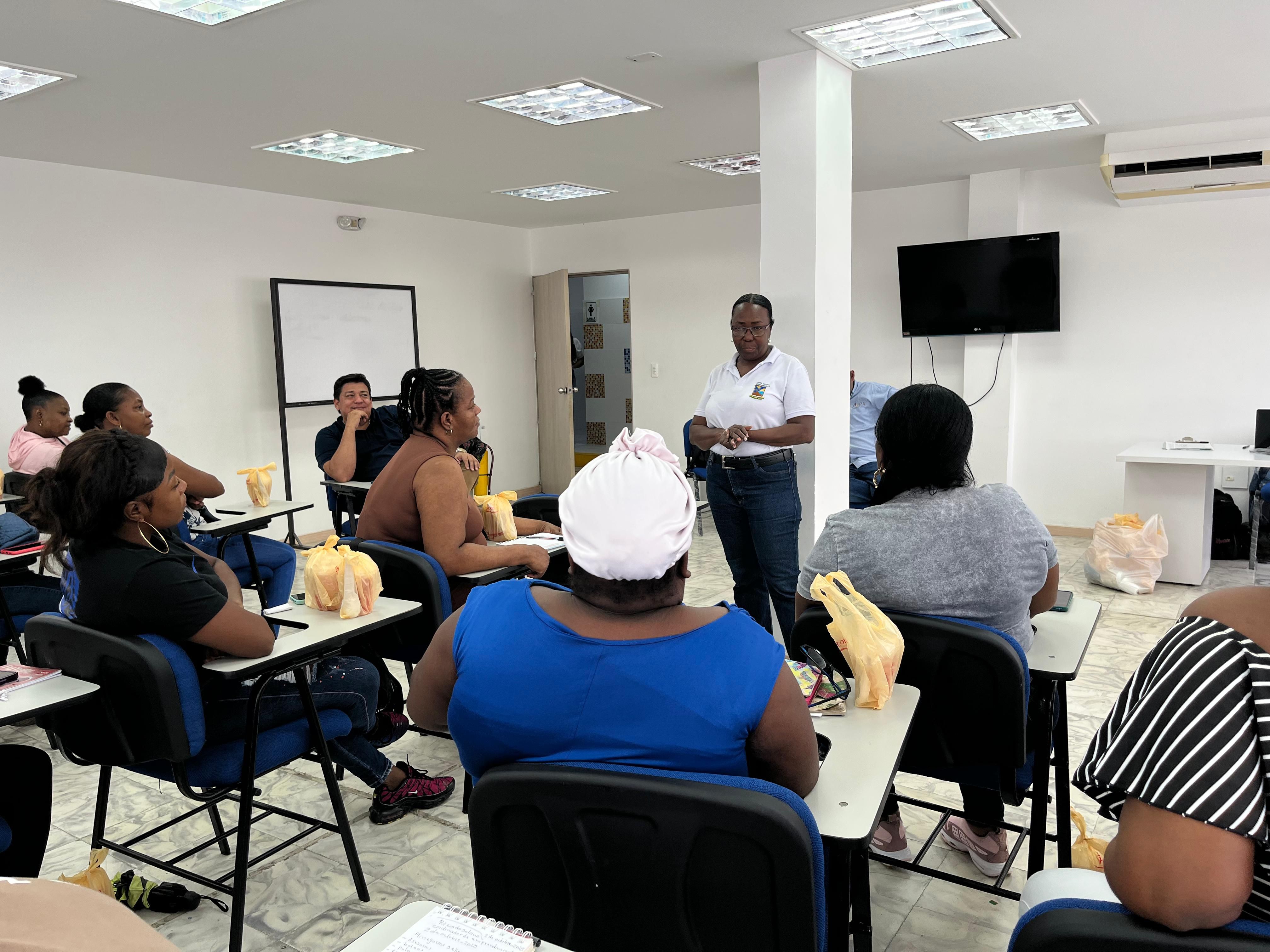 Emprendedoras de Buenaventura fortalecen sus negocios con apoyo de la Alcaldía