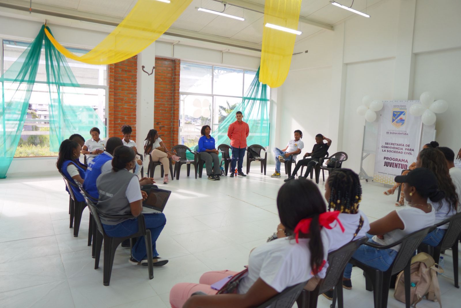 Jóvenes en Buenaventura se preparan para las elecciones del 19 de octubre
