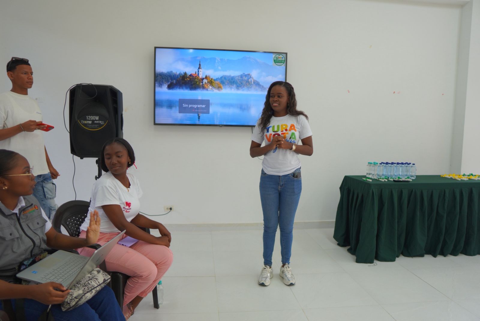 Jóvenes en Buenaventura se preparan para las elecciones del 19 de octubre