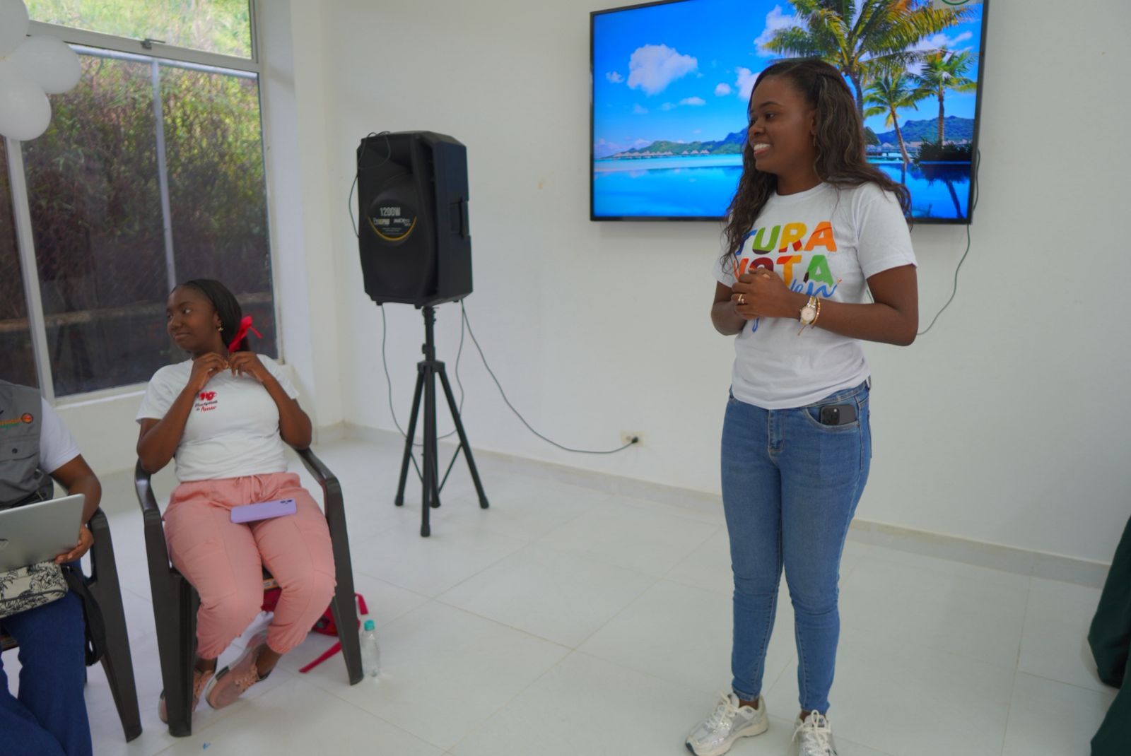 Jóvenes en Buenaventura se preparan para las elecciones del 19 de octubre