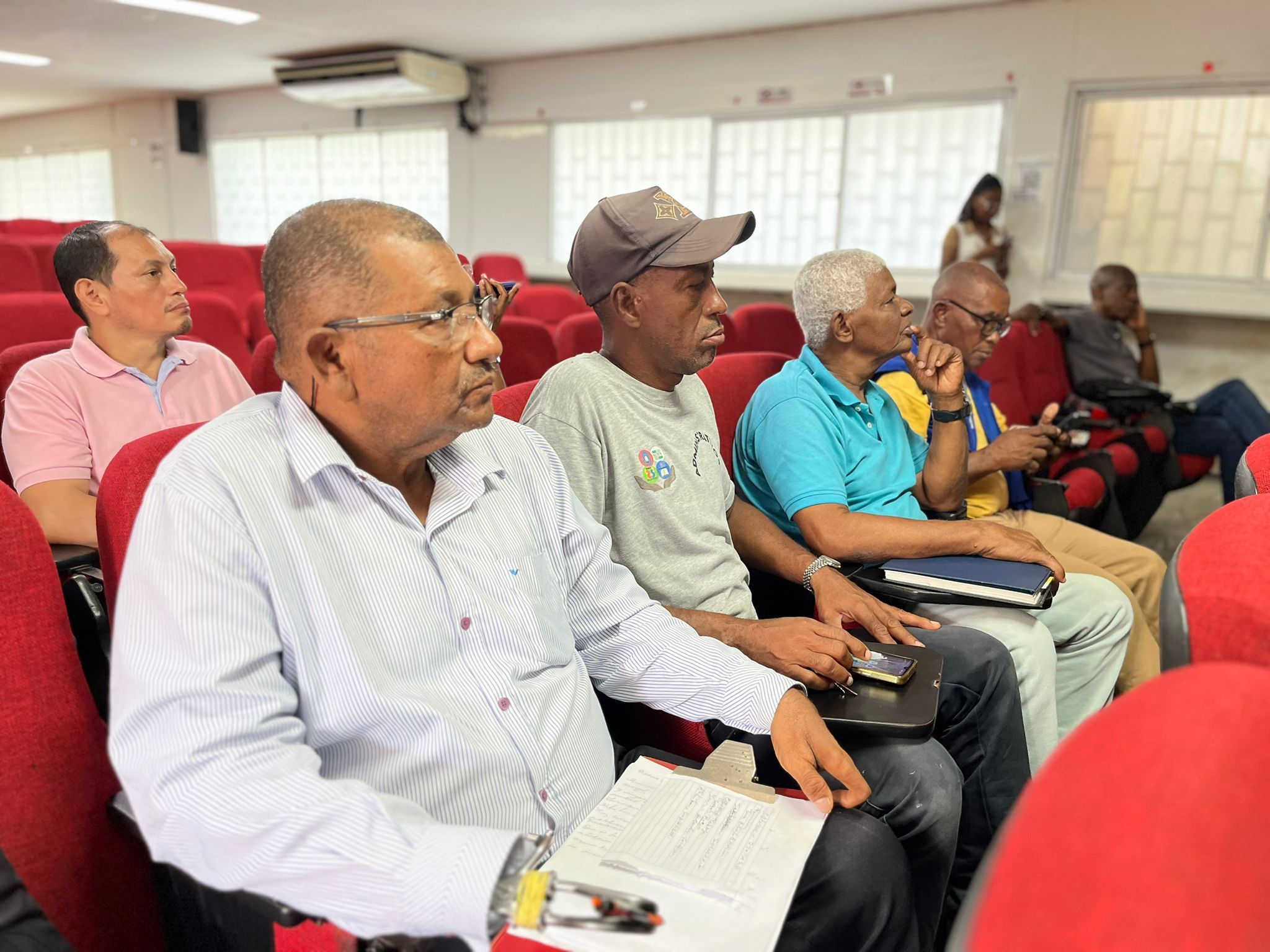 Comunas 10, 11 y 12 participan en la socialización de la actualización cartográfica de la nomenclatura vial y domiciliaria urbana