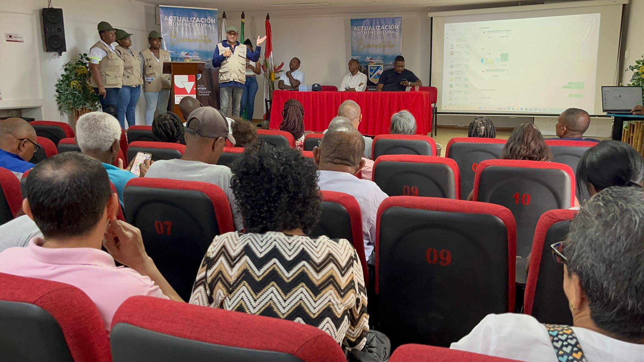 Comunas 10, 11 y 12 participan en la socialización de la actualización cartográfica de la nomenclatura vial y domiciliaria urbana