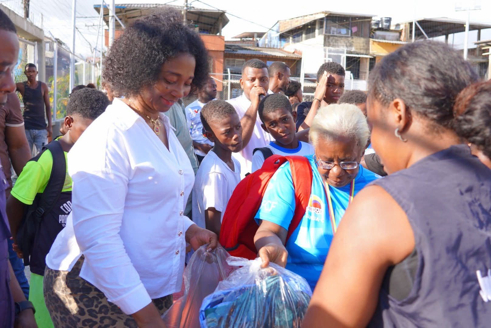 Buenaventura dota de uniformes y balones a más de 120 jóvenes para transformar sus vidas a través del deporte.