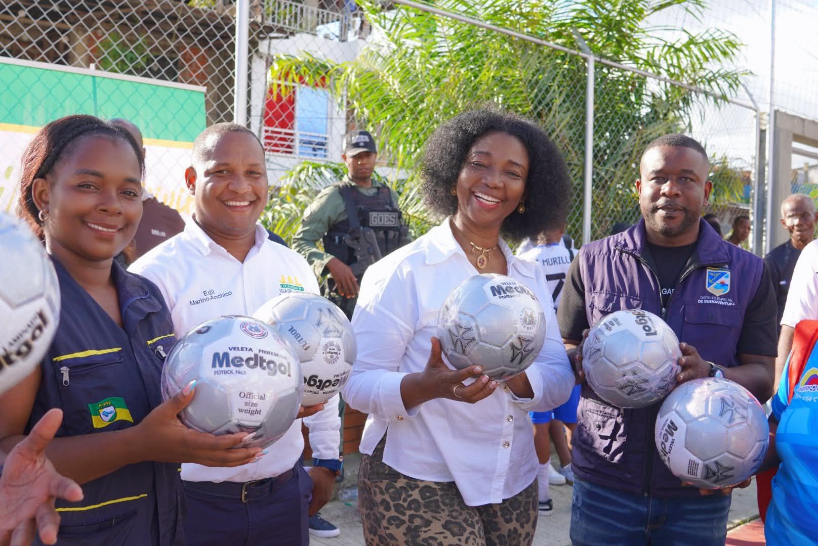 Buenaventura dota de uniformes y balones a más de 120 jóvenes para transformar sus vidas a través del deporte.