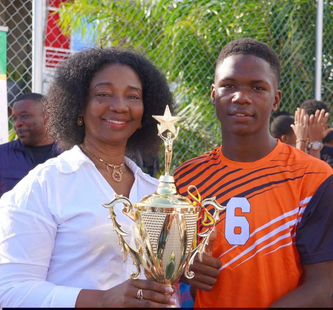 Buenaventura dota de uniformes y balones a más de 120 jóvenes para transformar sus vidas a través del deporte.