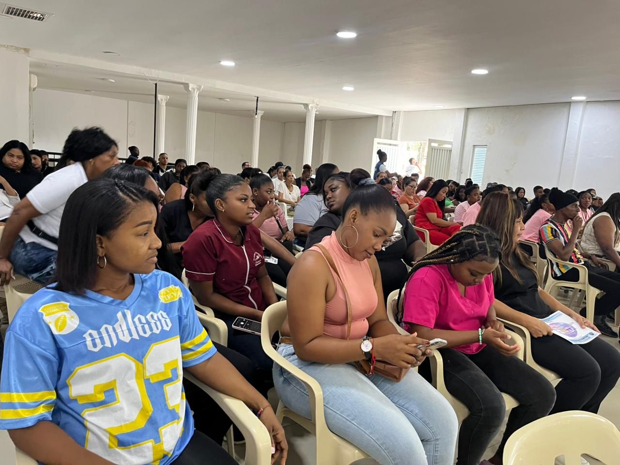 M&aacute;s de mil barberos y estilistas de Buenaventura se certifican en bioseguridad con liderazgo de la Alcald&iacute;a