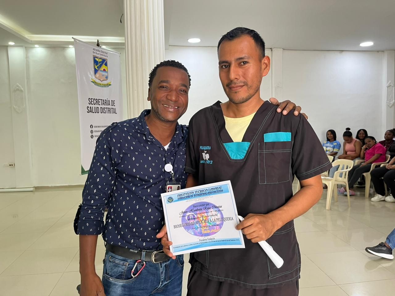 M&aacute;s de mil barberos y estilistas de Buenaventura se certifican en bioseguridad con liderazgo de la Alcald&iacute;a