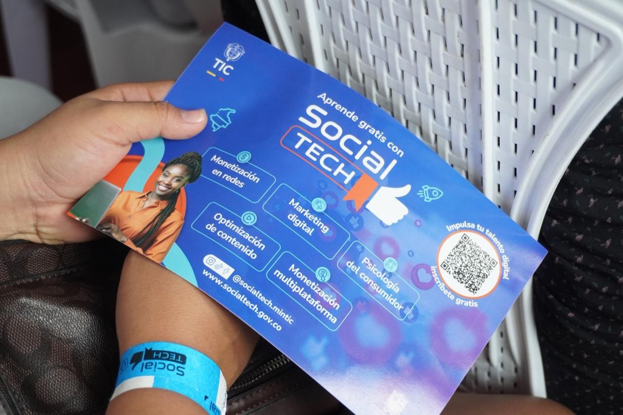 En Buenaventura Ministerio de las TIC presentó a estudiantes de diferentes niveles educativos el proyecto Social Tech