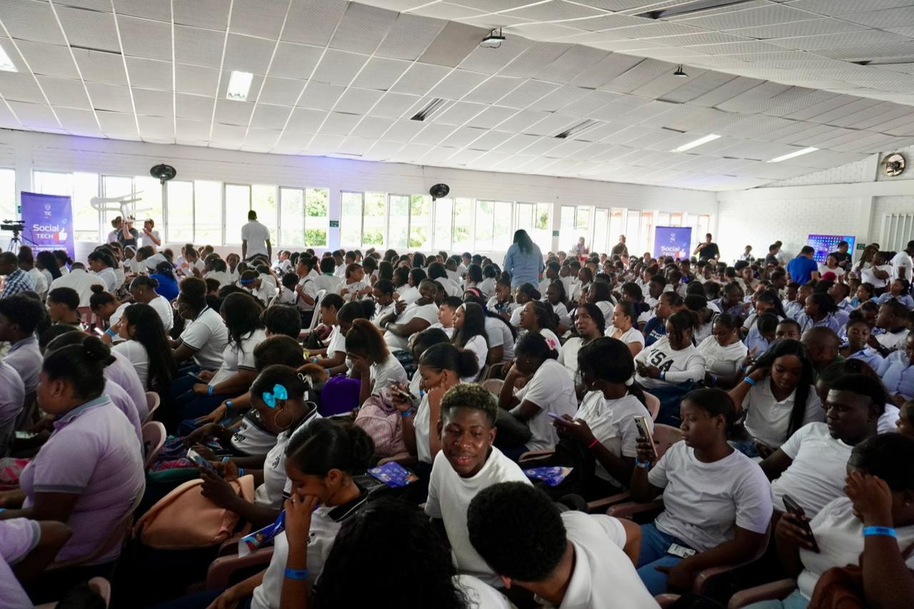 En Buenaventura Ministerio de las TIC presentó a estudiantes de diferentes niveles educativos el proyecto Social Tech