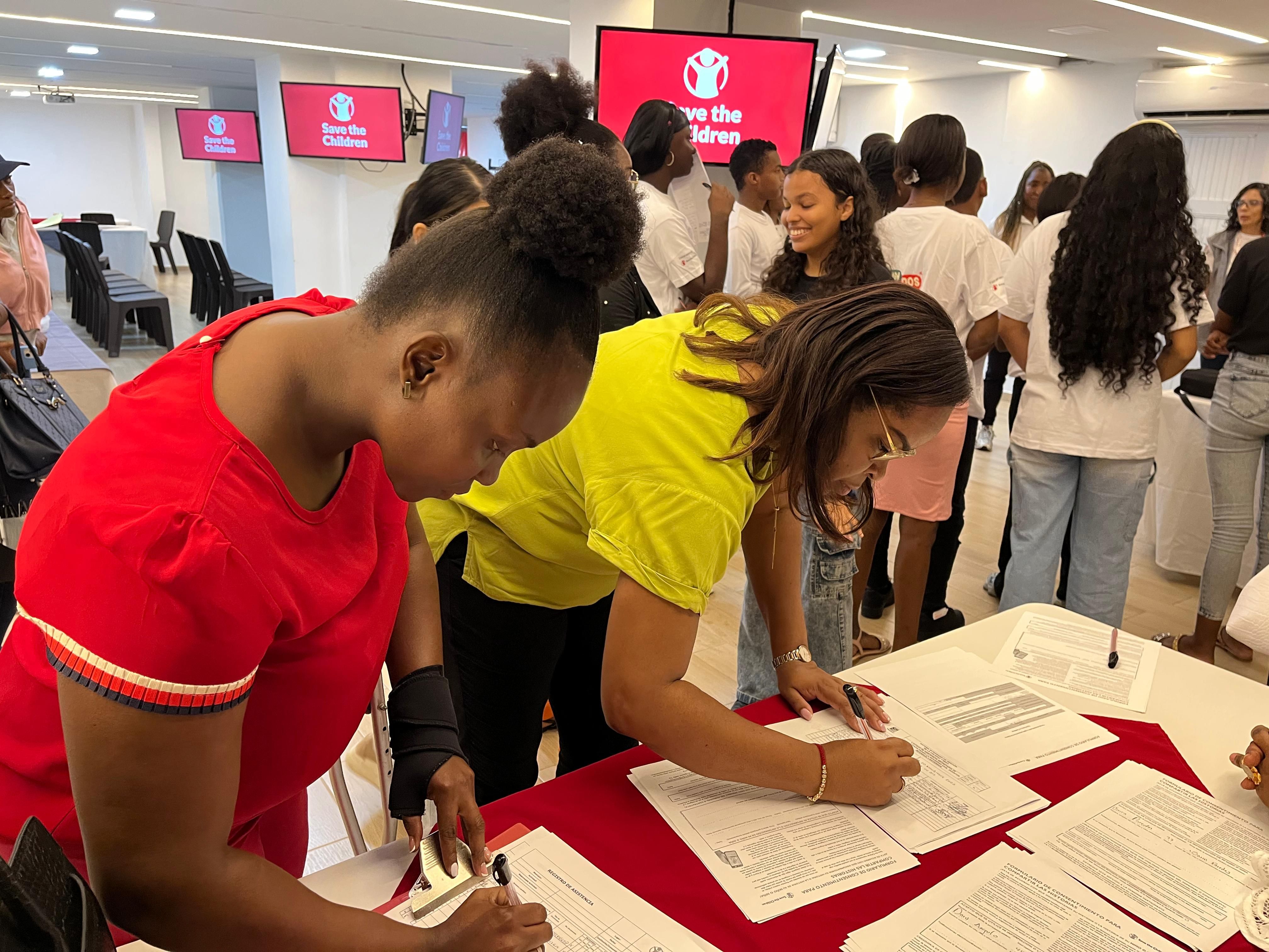 Ni&ntilde;ez de Buenaventura lidera di&aacute;logo hist&oacute;rico con autoridades para exigir avances en sus derechos