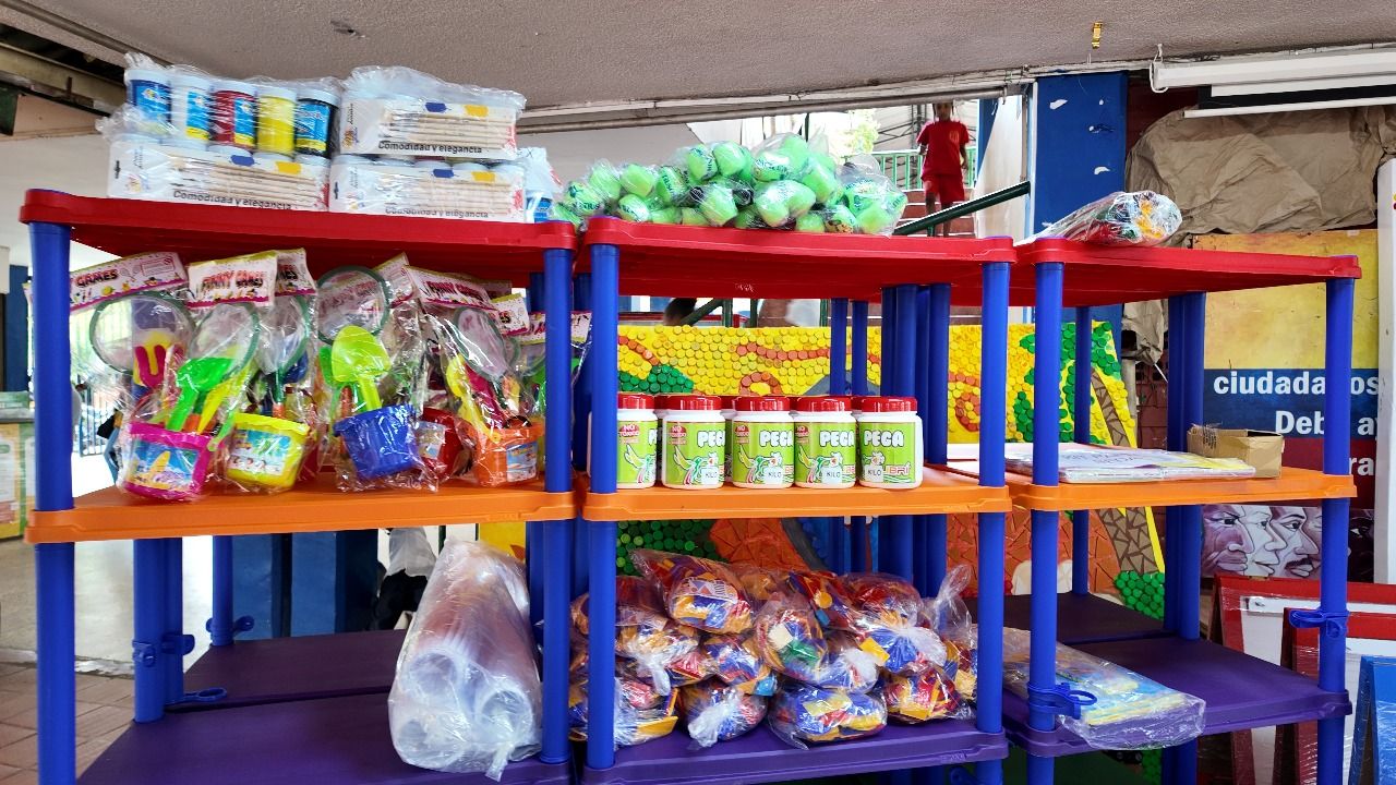 Alcaldesa Distrital y Secretario de Etnoeducaci&oacute;n entregaron dotaci&oacute;n a tres planteles oficiales para la atenci&oacute;n de primera infancia