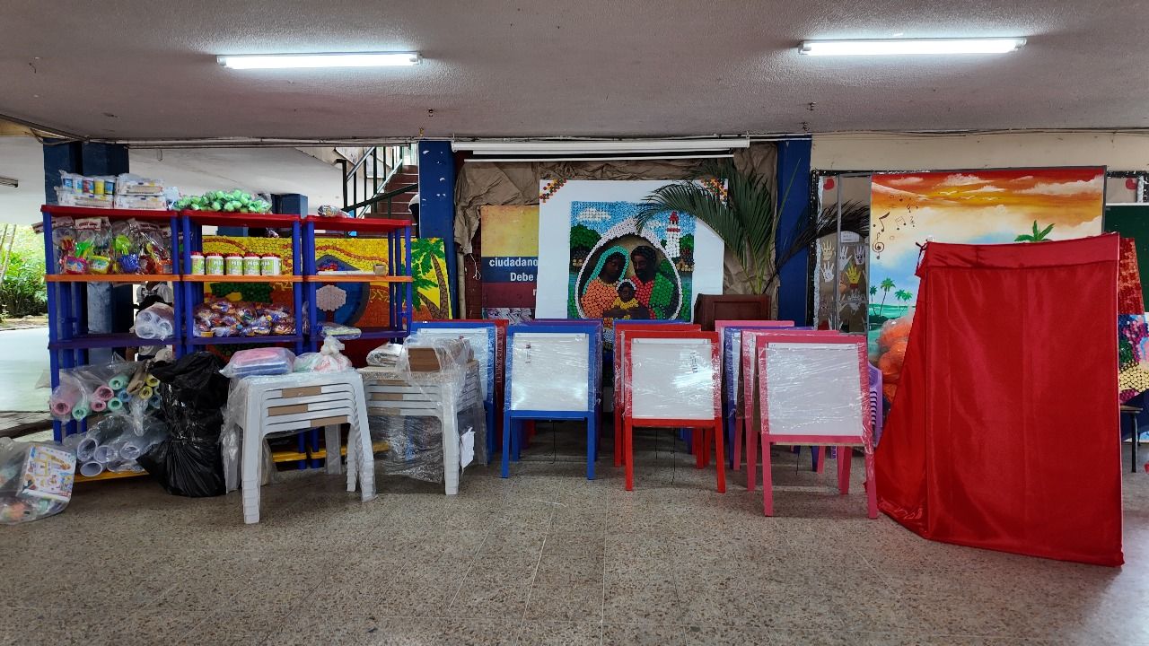 Alcaldesa Distrital y Secretario de Etnoeducaci&oacute;n entregaron dotaci&oacute;n a tres planteles oficiales para la atenci&oacute;n de primera infancia