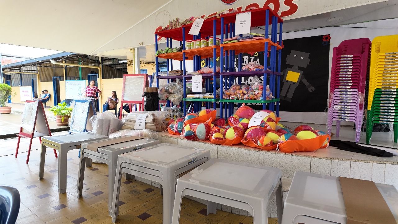 Alcaldesa Distrital y Secretario de Etnoeducaci&oacute;n entregaron dotaci&oacute;n a tres planteles oficiales para la atenci&oacute;n de primera infancia