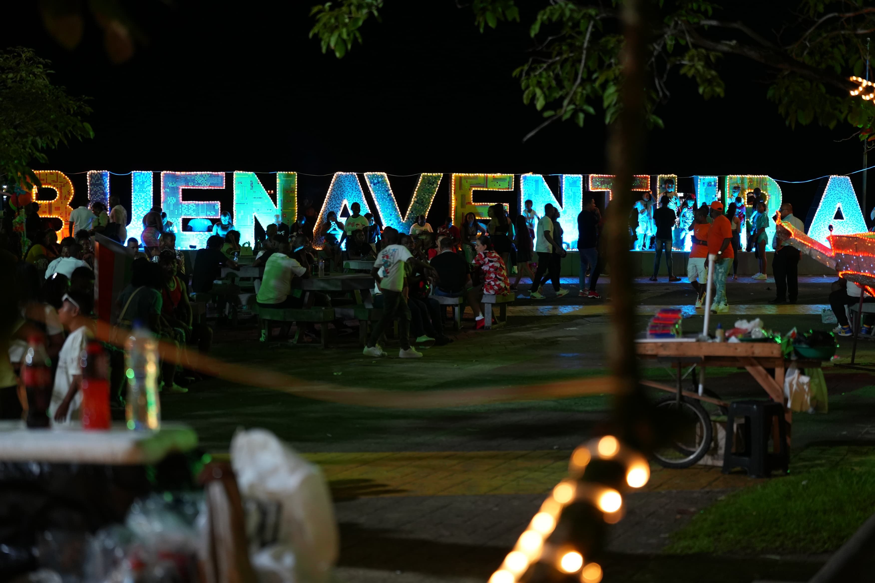 Alumbrado navide&ntilde;o impulsa la econom&iacute;a y fortalece el comercio local en Buenaventura