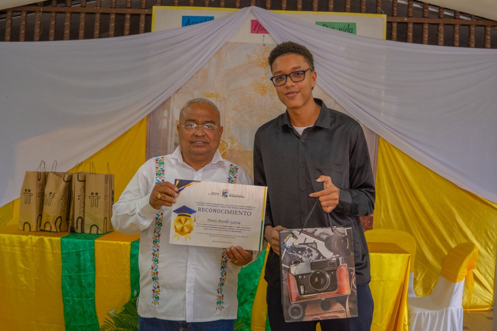 Secretar&iacute;a de Etnoeducaci&oacute;n hizo reconocimiento a los mejores ICFES 2025 de los planteles oficiales del Distrito