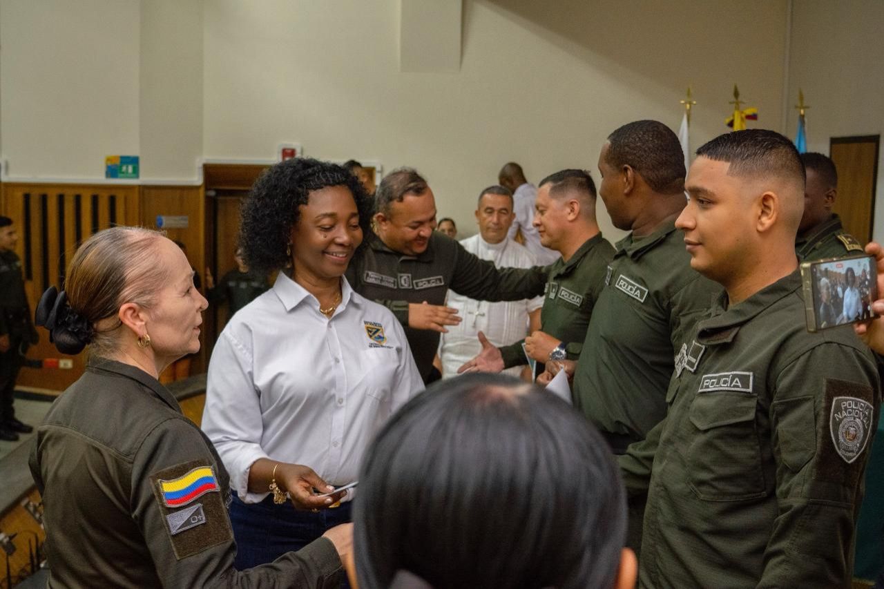 Buenaventura dota a la fuerza p&uacute;blica con drones, motos y un reconocimiento a su labor por la seguridad