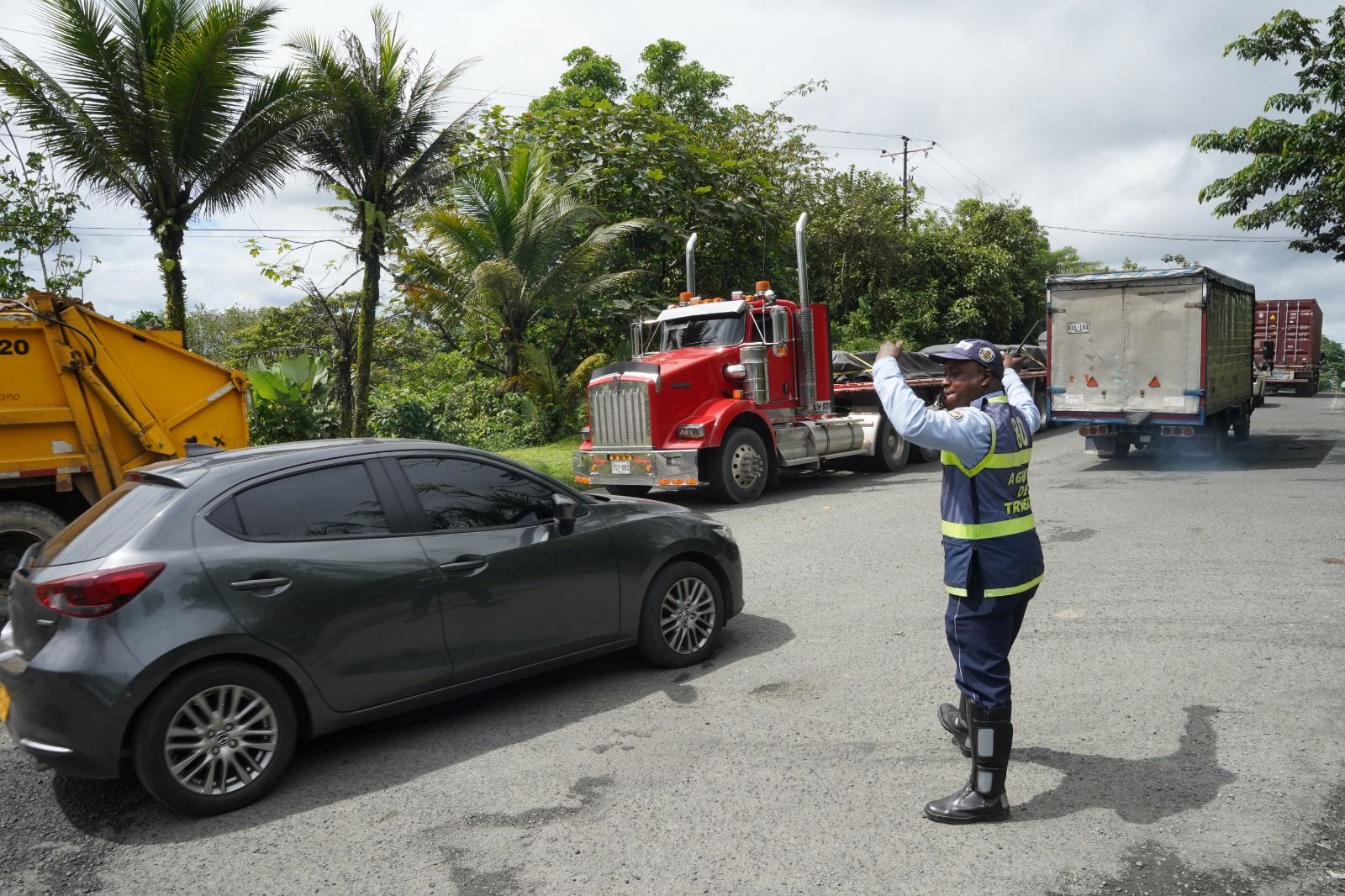 Alcald&iacute;a Distrital y Fuerza P&uacute;blica despliegan operativos de seguridad en la v&iacute;a al mar de Buenaventura
