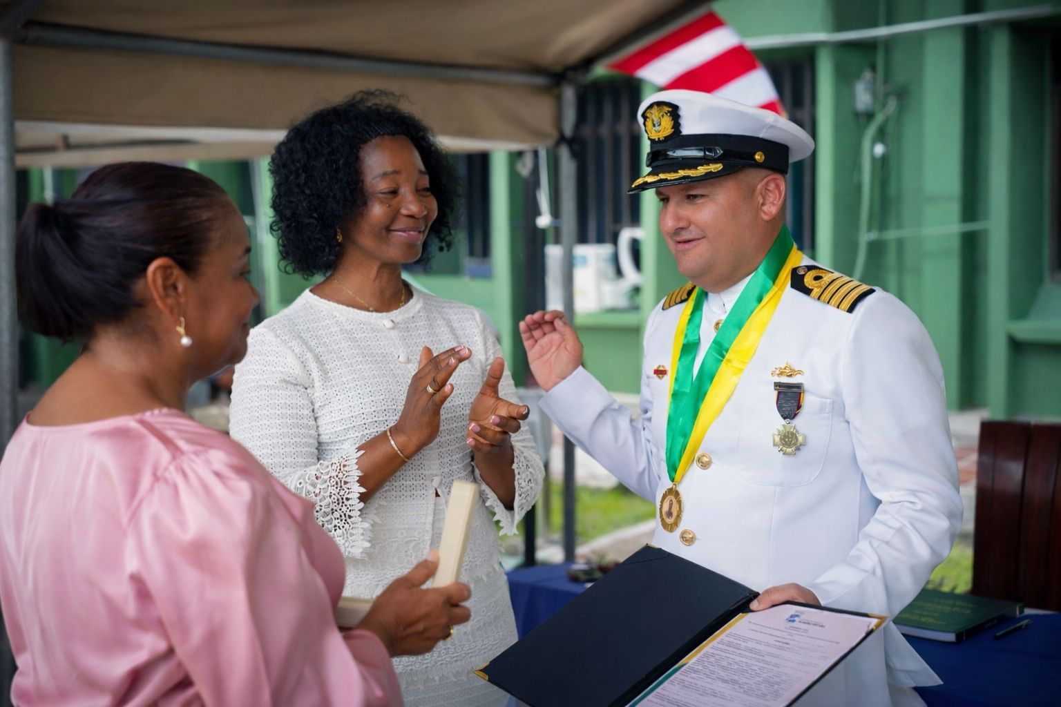 Buenaventura fortalece su liderazgo militar Alcald&iacute;a condecora al comandante saliente y da la bienvenida a un nuevo Brigadier General