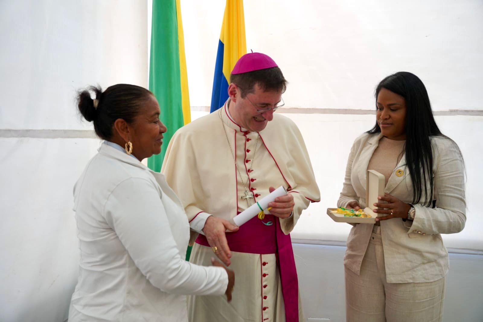 Alcald&iacute;a Distrital de Buenaventura entreg&oacute; la Llave de la Ciudad al Nuncio Apost&oacute;lico en Colombia