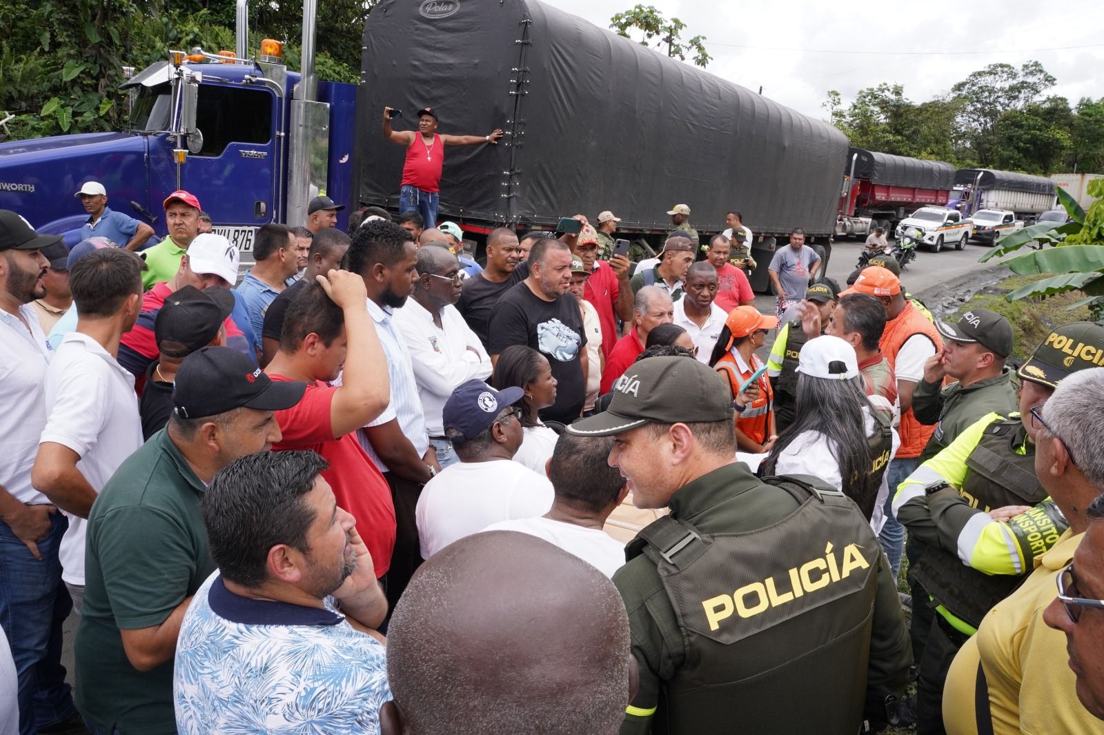 Gobierno Distrital y Nacional acuerdan con transportadores el fin del bloqueo en la v&iacute;a al mar de Buenaventura