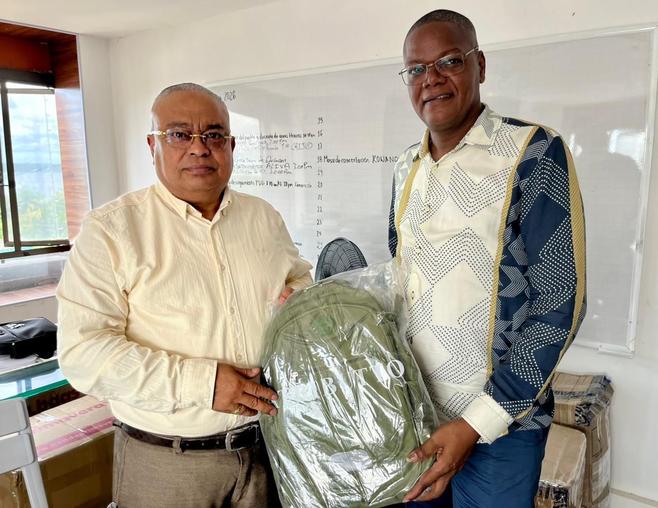 Tres planteles educativos fueron beneficiados con la entrega de kits escolares por parte de la Alcald&iacute;a Distrital y aliados estrat&eacute;gicos