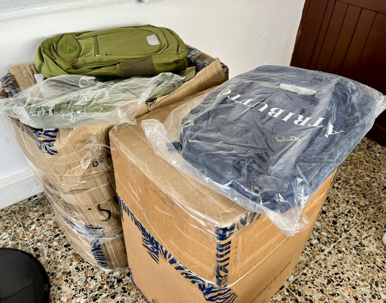 Tres planteles educativos fueron beneficiados con la entrega de kits escolares por parte de la Alcald&iacute;a Distrital y aliados estrat&eacute;gicos