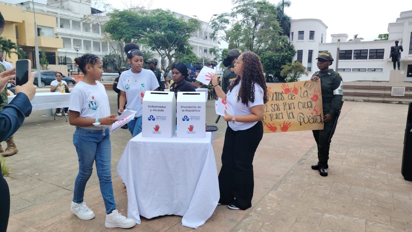 Buenaventura conmemor&oacute; el D&iacute;a Internacional de las Manos Rojas y reiter&oacute; el rechazo a la vinculaci&oacute;n de menores en el conflicto armado