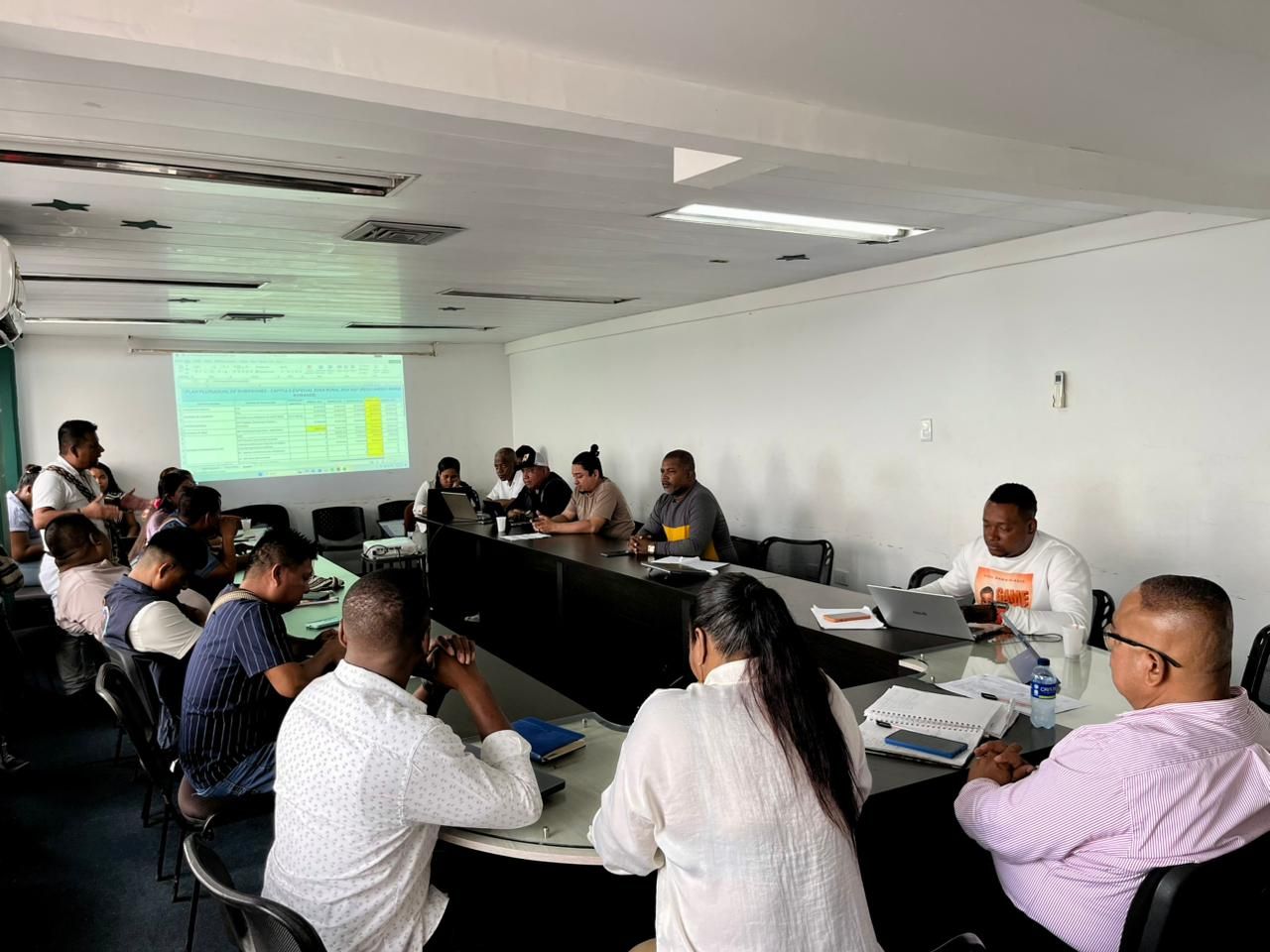 Contin&uacute;an las mesas de concertaci&oacute;n con las comunidades ind&iacute;genas de Buenaventura para revisar avances de proyectos de inversi&oacute;n en los territorios