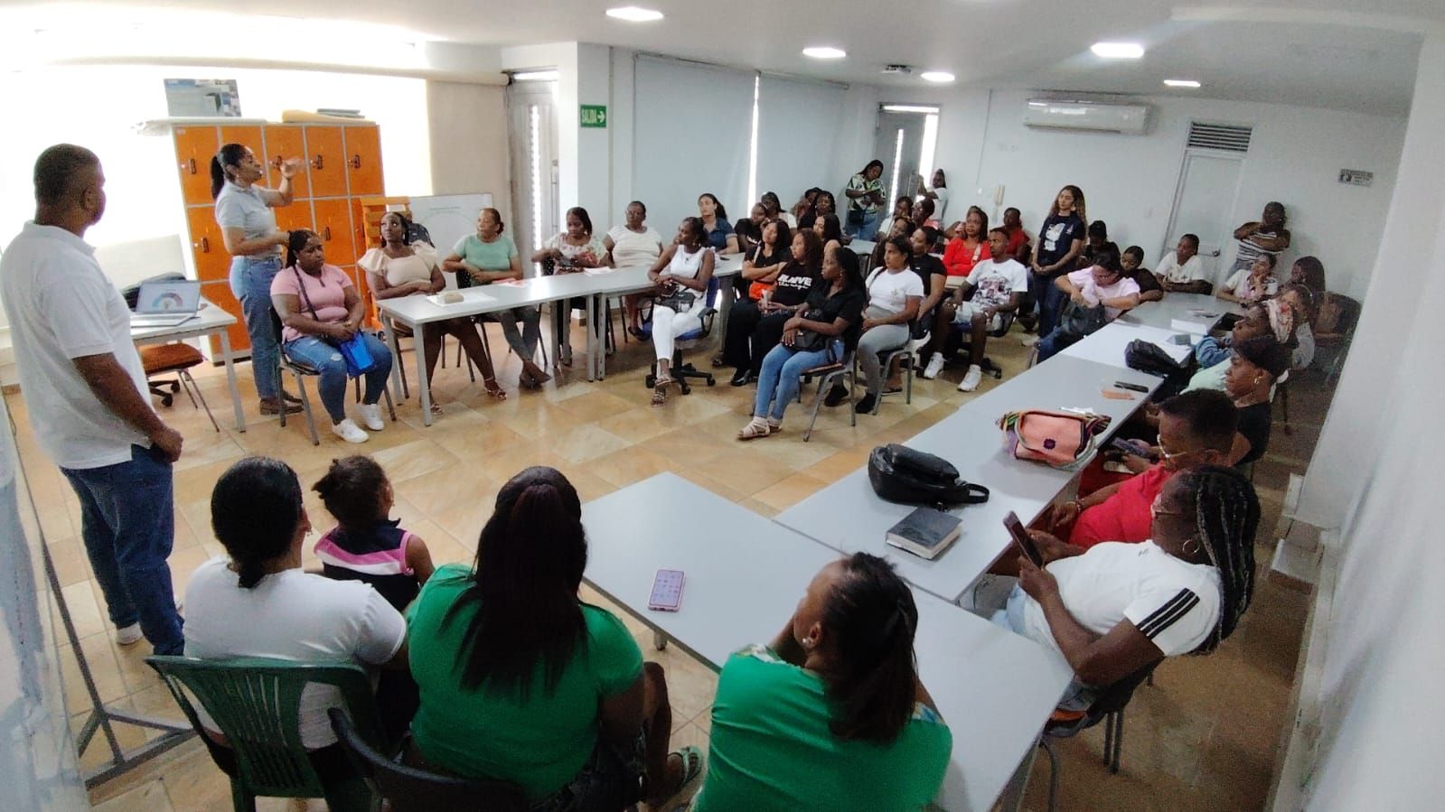 La Secretar&iacute;a de Convivencia para la Sociedad Civil y el Servicio Nacional de Aprendizaje (SENA) realizan capacitaci&oacute;n a emprendedores de Buenaventura