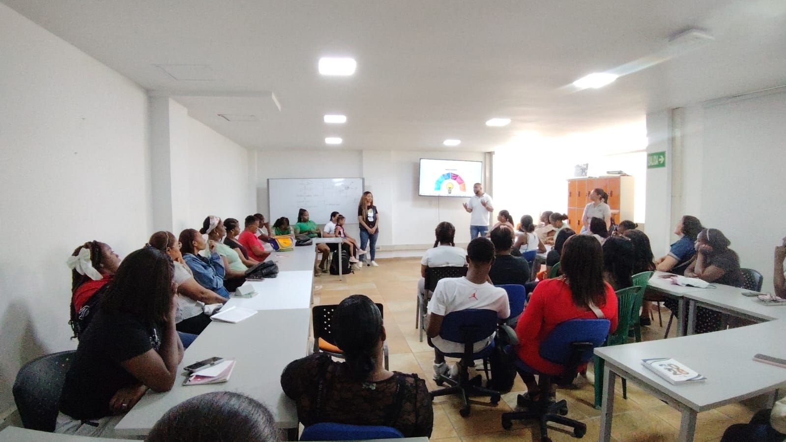 La Secretar&iacute;a de Convivencia para la Sociedad Civil y el Servicio Nacional de Aprendizaje (SENA) realizan capacitaci&oacute;n a emprendedores de Buenaventura