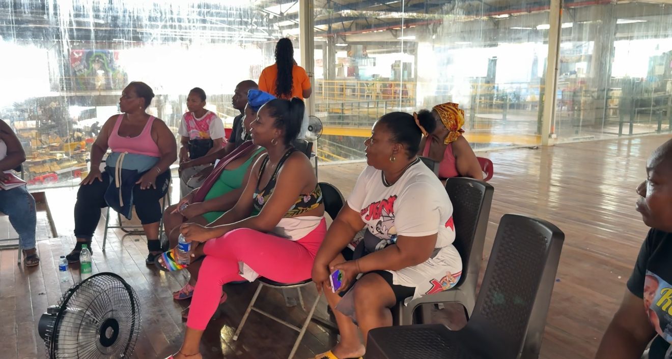 Comerciantes de Pueblo Nuevo se capacitan en manejo de residuos con la Alcald&iacute;a de Buenaventura