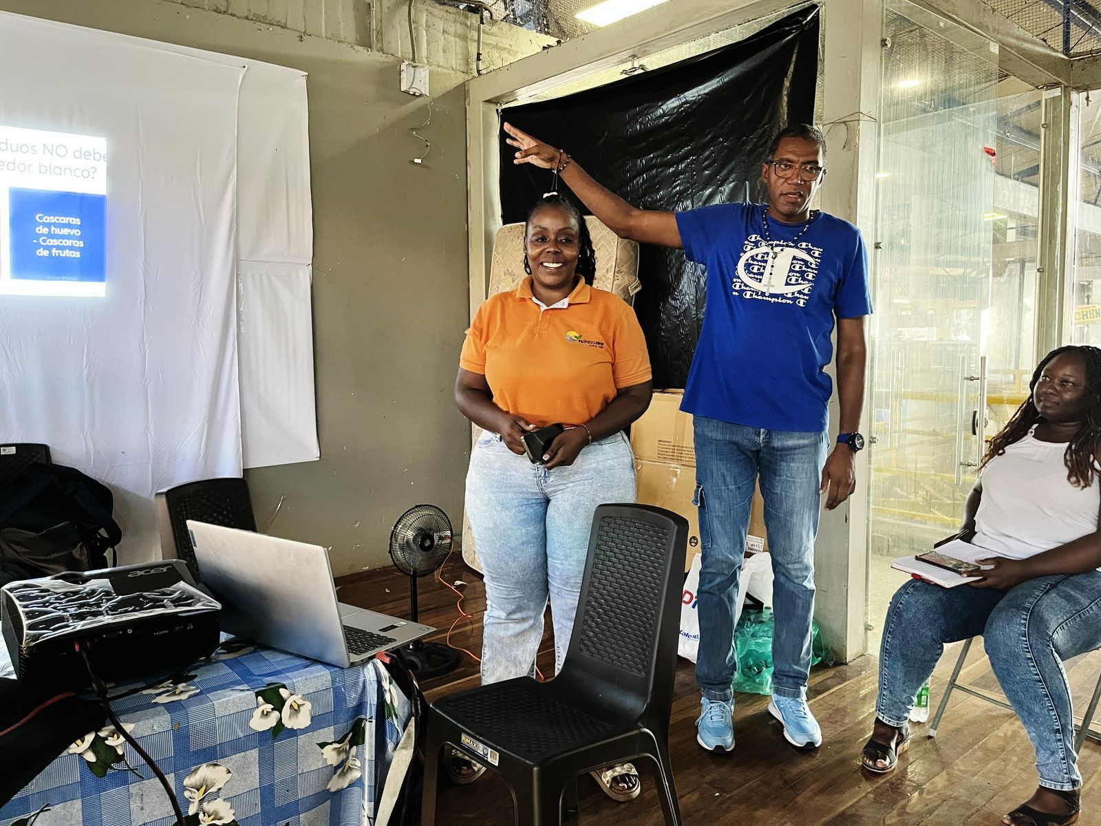 Comerciantes de Pueblo Nuevo se capacitan en manejo de residuos con la Alcald&iacute;a de Buenaventura