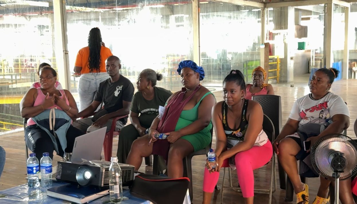 Comerciantes de Pueblo Nuevo se capacitan en manejo de residuos con la Alcald&iacute;a de Buenaventura