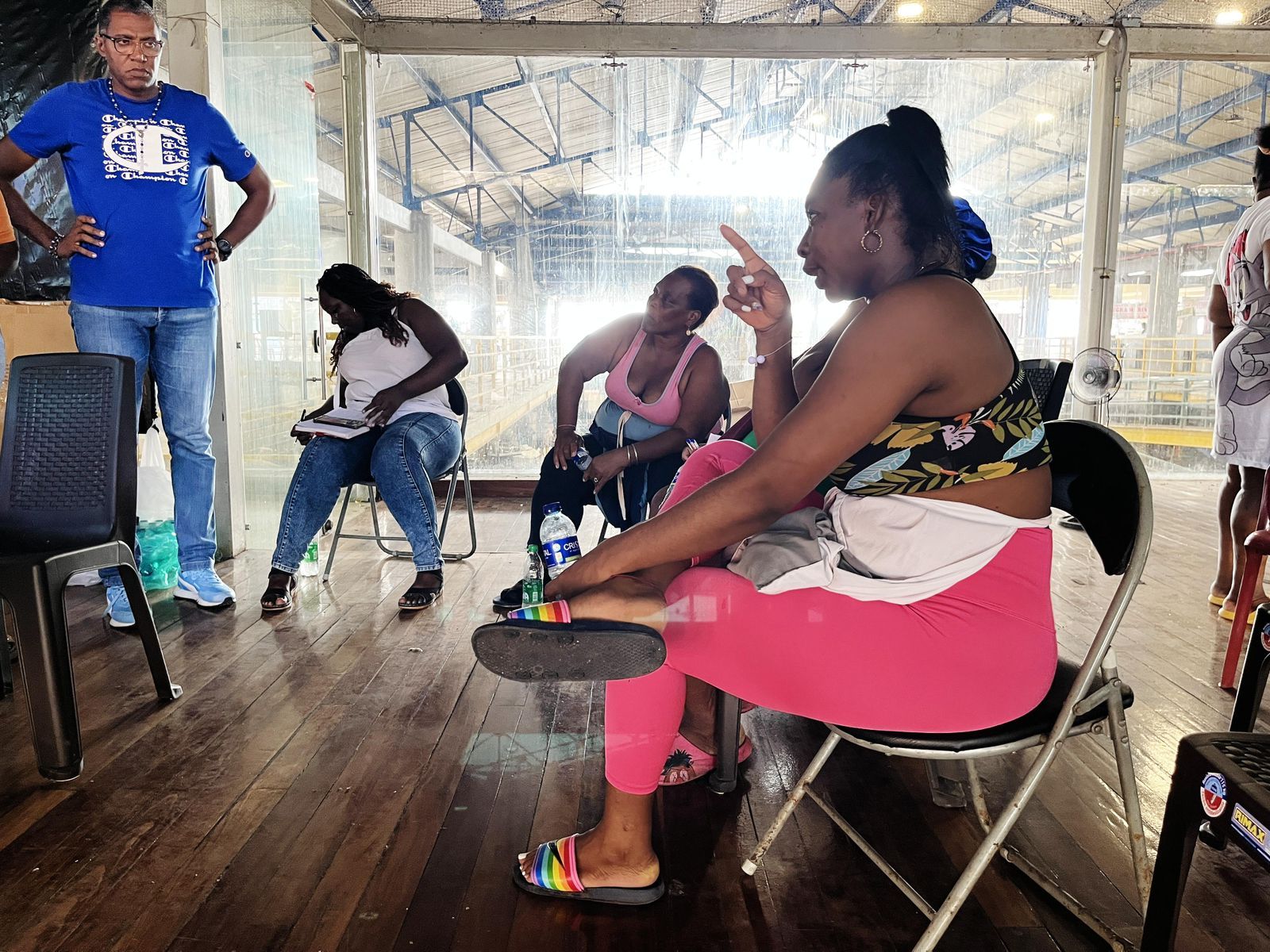 Comerciantes de Pueblo Nuevo se capacitan en manejo de residuos con la Alcald&iacute;a de Buenaventura