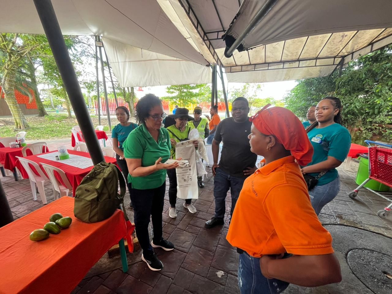 Buenaventura le apuesta al reciclaje: jornada en el Malec&oacute;n vincula a comerciantes y recicladores