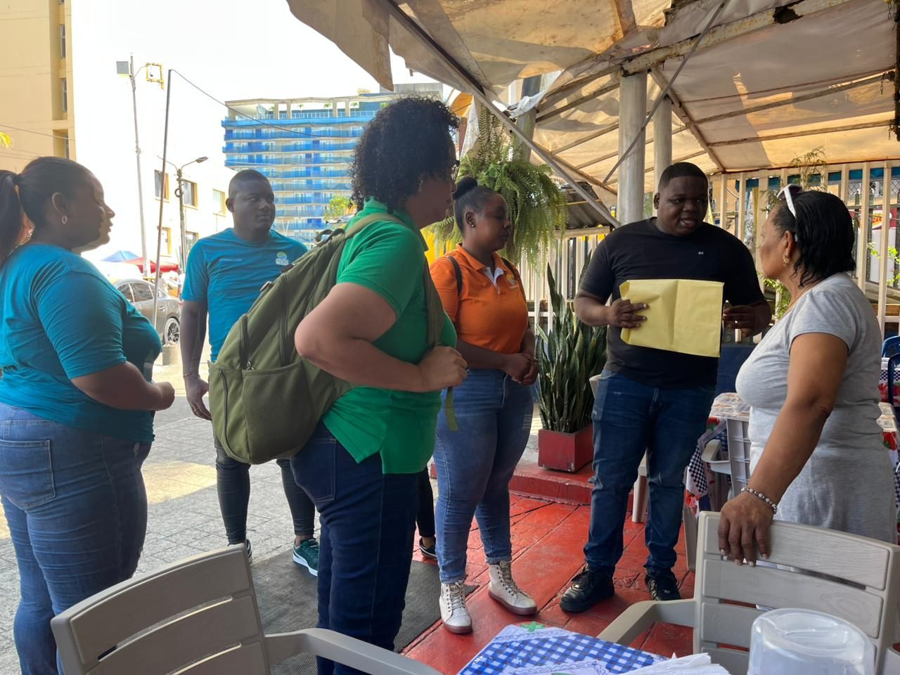 Buenaventura le apuesta al reciclaje: jornada en el Malec&oacute;n vincula a comerciantes y recicladores