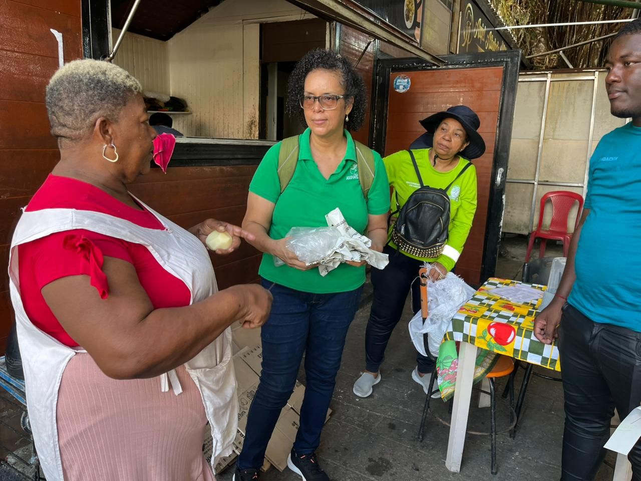 Buenaventura le apuesta al reciclaje: jornada en el Malec&oacute;n vincula a comerciantes y recicladores