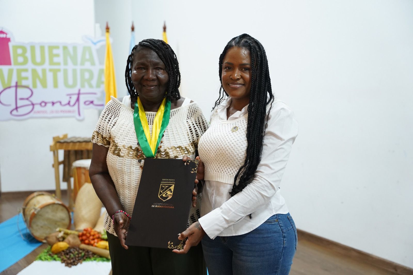 Alcald&iacute;a Distrital entreg&oacute; Medalla al M&eacute;rito Roberto Lozano Batalla a la escritora y poeta Mary Grueso Romero y cerr&oacute; con broche de oro la Semana del Arte y la Literatura 2026