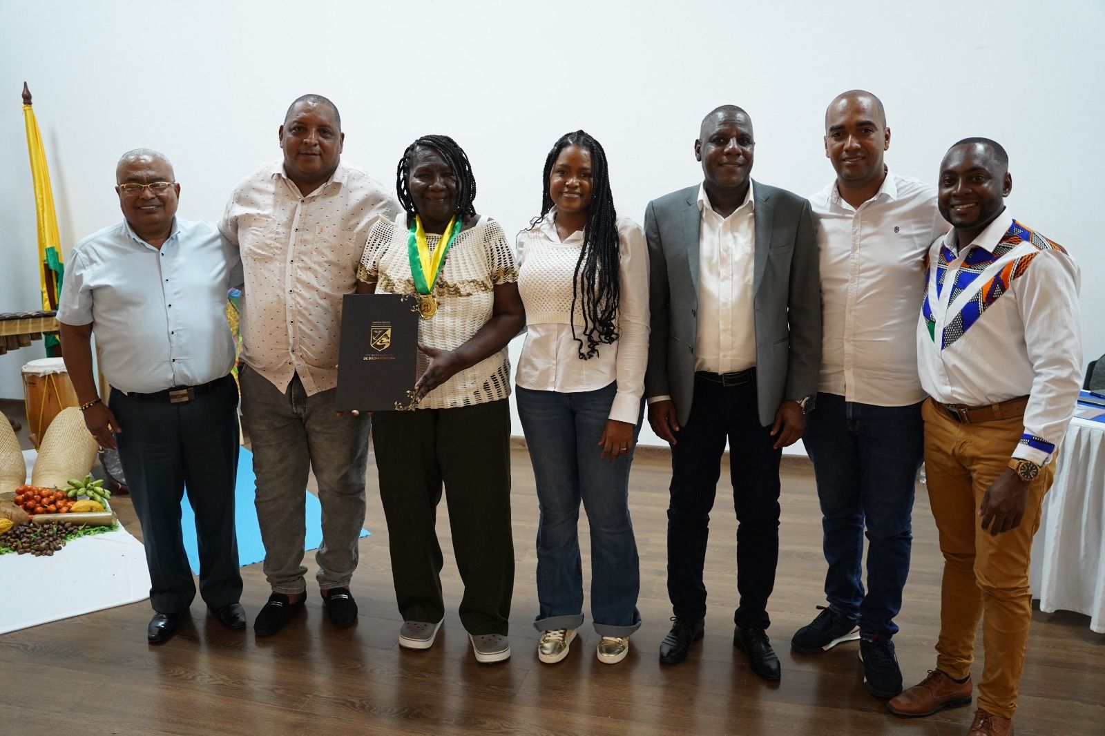 Alcald&iacute;a Distrital entreg&oacute; Medalla al M&eacute;rito Roberto Lozano Batalla a la escritora y poeta Mary Grueso Romero y cerr&oacute; con broche de oro la Semana del Arte y la Literatura 2026