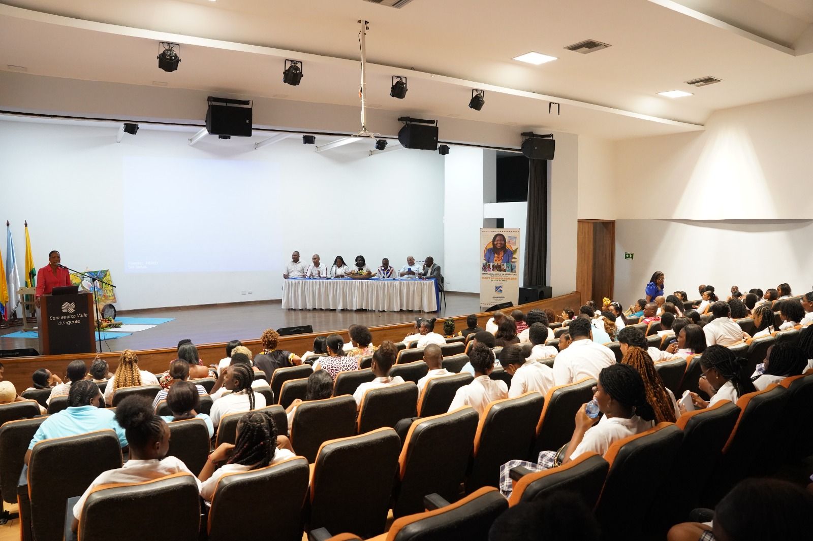 Alcald&iacute;a Distrital entreg&oacute; Medalla al M&eacute;rito Roberto Lozano Batalla a la escritora y poeta Mary Grueso Romero y cerr&oacute; con broche de oro la Semana del Arte y la Literatura 2026